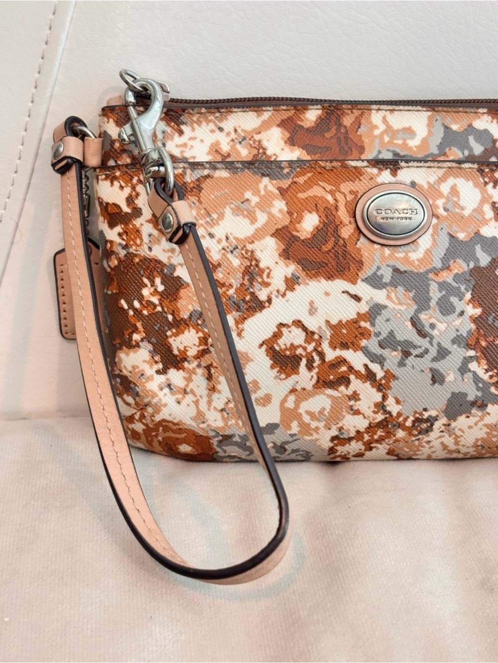 🌸🌼Beautiful Floral Coach Peyton Wristlet 🌼🌸 - Picture 5 of 12